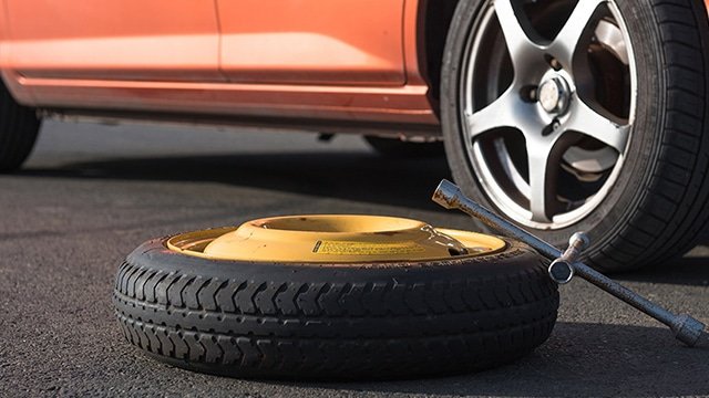 Other alternatives to using a donut tire on a car during an emergency situation