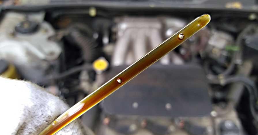 What are wrong oil in car symptoms