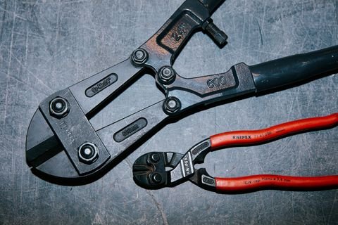 How to Cut Open Jeep Cherokee Padlock with Bolt Cutters