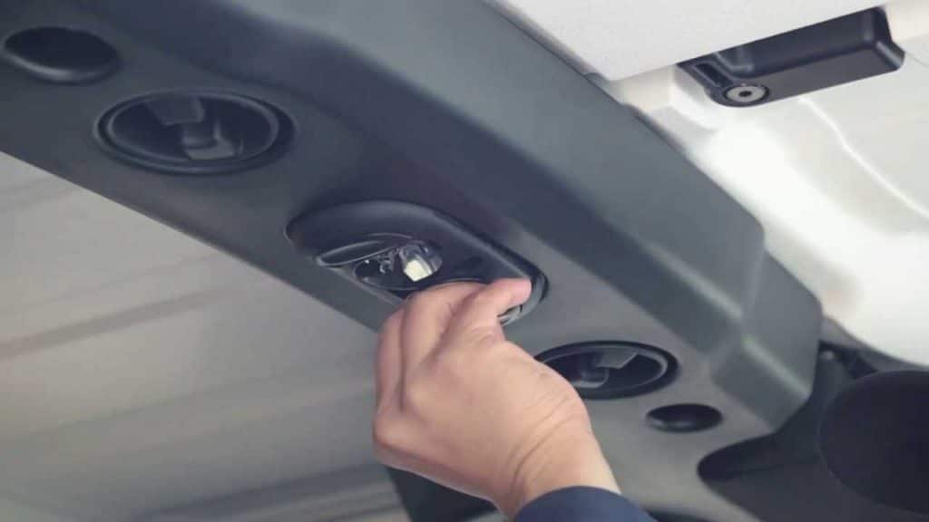 Replacing the Interior Light in Your Jeep
